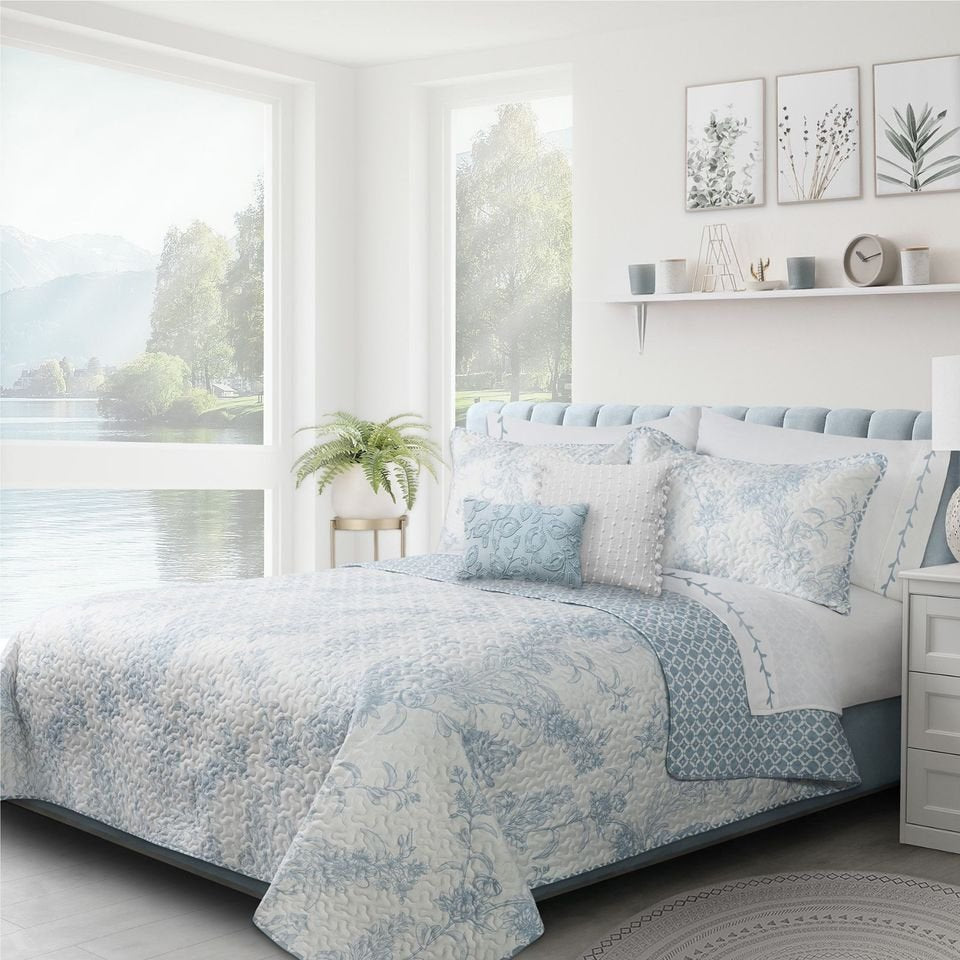 2/3-Piece Reversible Dream Blue Quilt Set
